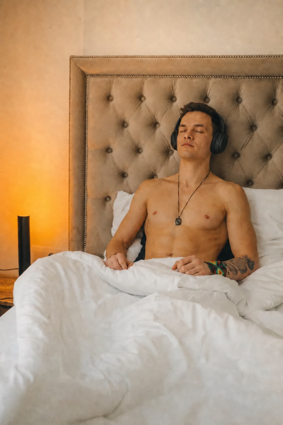 Jakub dýchá se sluchátky ráno v posteli
